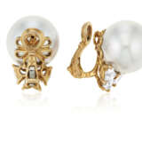NO RESERVE | REZA TWO PAIRS OF CULTURED PEARL AND DIAMOND EARRINGS - Foto 5