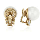 NO RESERVE | REZA TWO PAIRS OF CULTURED PEARL AND DIAMOND EARRINGS - Foto 7