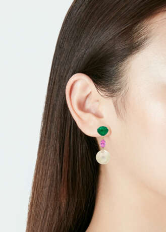 NO RESERVE | NATURAL PEARL, EMERALD AND PINK SAPPHIRE EARRINGS - Foto 2