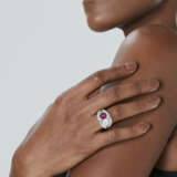 CHAUMET TWIN-STONE RUBY AND DIAMOND RING - Foto 2