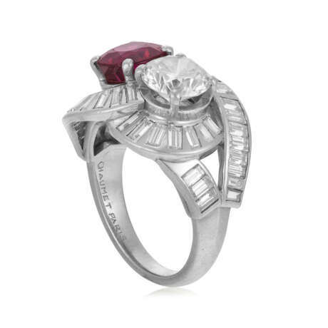 CHAUMET TWIN-STONE RUBY AND DIAMOND RING - Foto 4