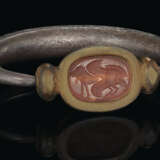 A GREEK SILVER, GOLD AND CARNELIAN SCARAB SWIVEL RING WITH LION AND BOAR FOREPARTS - Foto 1