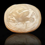 A GREEK BANDED AGATE SCARAB WITH A MONSTER - Foto 1