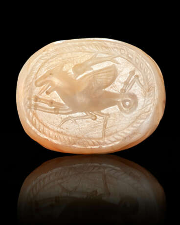 A GREEK BANDED AGATE SCARAB WITH A MONSTER - фото 1