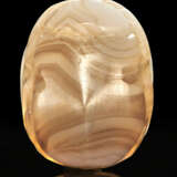 A GREEK BANDED AGATE SCARAB WITH A MONSTER - Foto 2