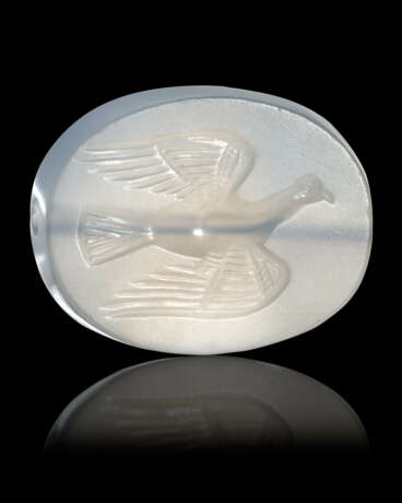 A GREEK BLUE CHALCEDONY SCARABOID WITH A DOVE - photo 1