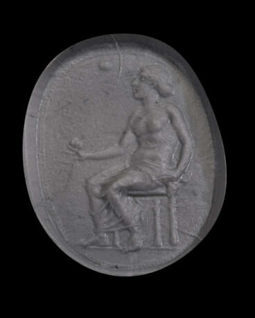 A GREEK CREAM ONYX SCARABOID WITH A SEATED WOMAN - фото 2