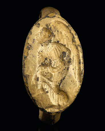 A GREEK GILT BRONZE FINGER RING WITH NIKE - Foto 1