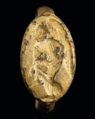 A GREEK GILT BRONZE FINGER RING WITH NIKE
