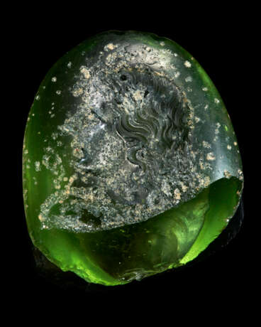 A FRAGMENTARY GREEK GREEN GLASS RINGSTONE WITH A GODDESS - фото 1