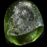 A FRAGMENTARY GREEK GREEN GLASS RINGSTONE WITH A GODDESS - Foto 1