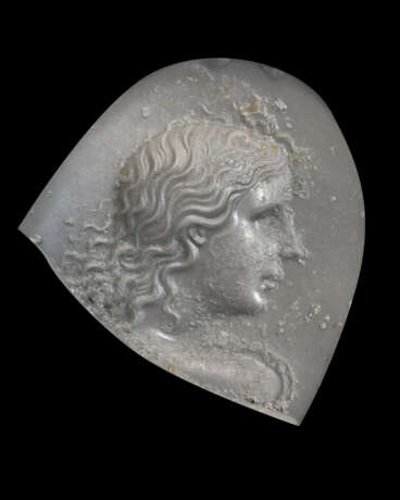 A FRAGMENTARY GREEK GREEN GLASS RINGSTONE WITH A GODDESS - Foto 2