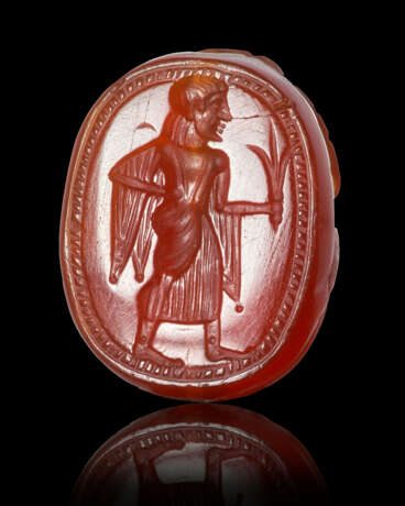 AN ETRUSCAN CARNELIAN SCARAB WITH A DRAPED FIGURE - фото 1