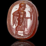 AN ETRUSCAN CARNELIAN SCARAB WITH A DRAPED FIGURE - фото 1