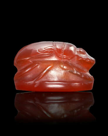 AN ETRUSCAN CARNELIAN SCARAB WITH A DRAPED FIGURE - фото 3