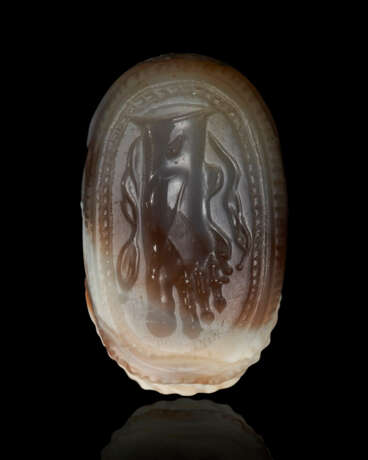 AN ETRUSCAN BANDED AGATE SCARAB WITH A FOOT RHYTON - фото 1