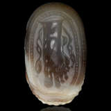 AN ETRUSCAN BANDED AGATE SCARAB WITH A FOOT RHYTON - Foto 1