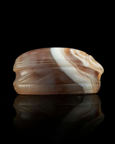 AN ETRUSCAN BANDED AGATE SCARAB WITH A FOOT RHYTON - фото 2