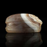 AN ETRUSCAN BANDED AGATE SCARAB WITH A FOOT RHYTON - Foto 2