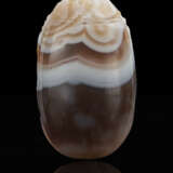 AN ETRUSCAN BANDED AGATE SCARAB WITH A FOOT RHYTON - photo 3