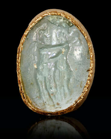 A ROMAN PALE GREEN GLASS CAMEO WITH EROS AND PSYCHE - фото 1