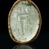 A ROMAN PALE GREEN GLASS CAMEO WITH EROS AND PSYCHE - фото 2