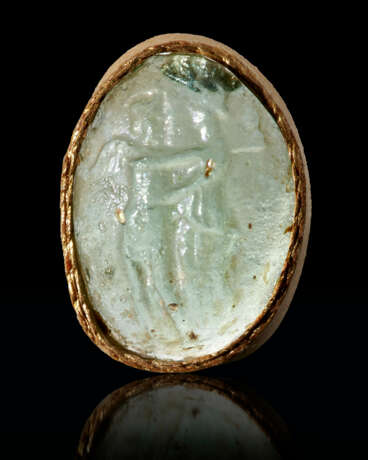 A ROMAN PALE GREEN GLASS CAMEO WITH EROS AND PSYCHE - фото 2
