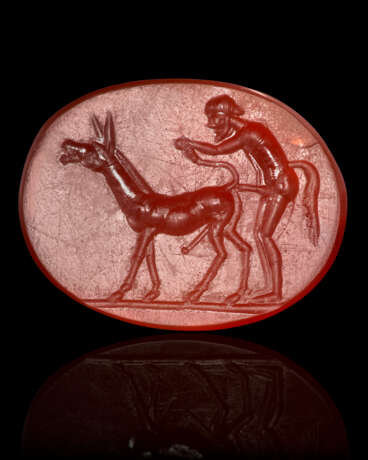 A ROMAN CARNELIAN RINGSTONE WITH A SATYR AND DONKEY - Foto 1