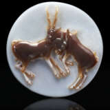 A EUROPEAN ONYX CAMEO WITH TWO ANTELOPE - Foto 1