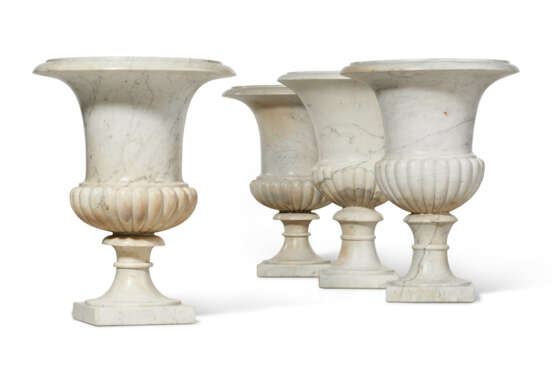 A SET OF FOUR LARGE WHITE MARBLE GARDEN URNS - фото 1