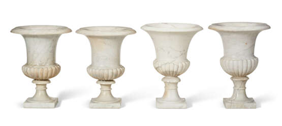 A SET OF FOUR LARGE WHITE MARBLE GARDEN URNS - Foto 2
