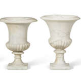 A SET OF FOUR LARGE WHITE MARBLE GARDEN URNS - фото 2