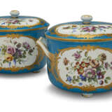 A PAIR OF SEVRES PORCELAIN 'BLEU CELESTE' TWO-HANDLED SERVING DISHES AND COVERS - Foto 1