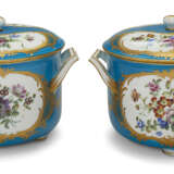 A PAIR OF SEVRES PORCELAIN 'BLEU CELESTE' TWO-HANDLED SERVING DISHES AND COVERS - фото 2