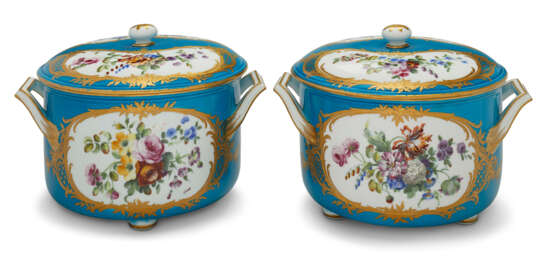 A PAIR OF SEVRES PORCELAIN 'BLEU CELESTE' TWO-HANDLED SERVING DISHES AND COVERS - photo 3