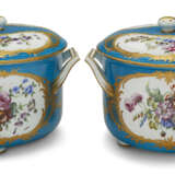 A PAIR OF SEVRES PORCELAIN 'BLEU CELESTE' TWO-HANDLED SERVING DISHES AND COVERS - фото 3