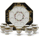 A SEVRES (HARD PASTE) PORCELAIN BLACK-GROUND OCTAGONAL ICE-CUP TRAY AND NINE ICE-CUPS - Foto 1