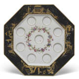 A SEVRES (HARD PASTE) PORCELAIN BLACK-GROUND OCTAGONAL ICE-CUP TRAY AND NINE ICE-CUPS - Foto 3