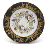 A SEVRES (HARD PASTE) PORCELAIN BLACK-GROUND CHINOISERIE PLATE (ASSIETTE 'UNIE') - фото 1
