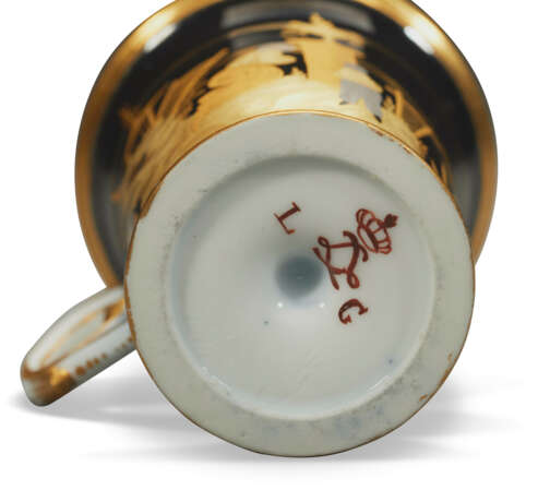 A SEVRES PORCELAIN BLACK-GROUND CHINOISERIE ICE-CUP (TASSE A GLACE) - фото 3