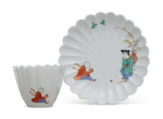 A MEISSEN PORCELAIN KAKIEMON FLUTED TEABOWL AND SAUCER FROM THE JAPANESE PALACE - Foto 2