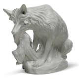 A LARGE MEISSEN WHITE PORCELAIN MODEL OF A FOX SOFT-MOUTHING A HEN - фото 1