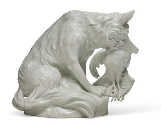 A LARGE MEISSEN WHITE PORCELAIN MODEL OF A FOX SOFT-MOUTHING A HEN - фото 2