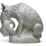 A LARGE MEISSEN WHITE PORCELAIN MODEL OF A FOX SOFT-MOUTHING A HEN - фото 3