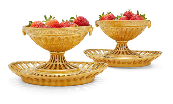 A PAIR OF PARIS (DIHL ET GUERHARD) PORCELAIN GOLD-GROUND SUGAR-BOWLS ON FIXED STANDS (SUCRIER DE TABLE) FROM THE BEAUHARNAIS SERVICE - фото 1