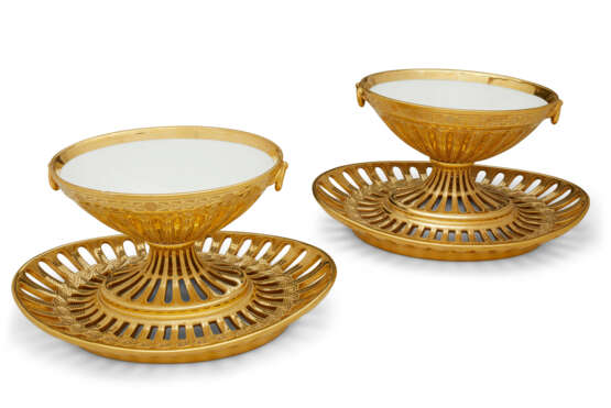 A PAIR OF PARIS (DIHL ET GUERHARD) PORCELAIN GOLD-GROUND SUGAR-BOWLS ON FIXED STANDS (SUCRIER DE TABLE) FROM THE BEAUHARNAIS SERVICE - photo 3