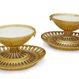 A PAIR OF PARIS (DIHL ET GUERHARD) PORCELAIN GOLD-GROUND SUGAR-BOWLS ON FIXED STANDS (SUCRIER DE TABLE) FROM THE BEAUHARNAIS SERVICE - photo 3