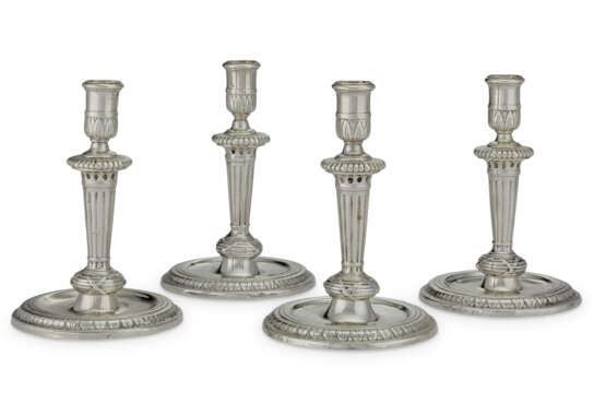 A SET OF FOUR WILLIAM AND MARY SILVER CANDLESTICKS - photo 1