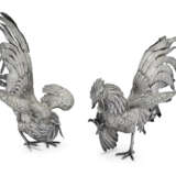 A PAIR OF GERMAN SILVER FIGHTING COCKERELS - Foto 1