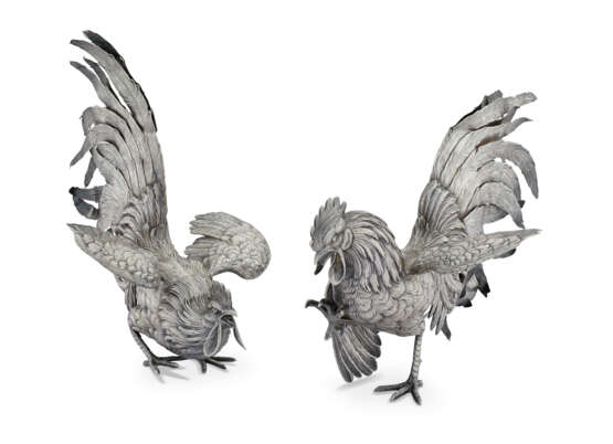 A PAIR OF GERMAN SILVER FIGHTING COCKERELS - Foto 1